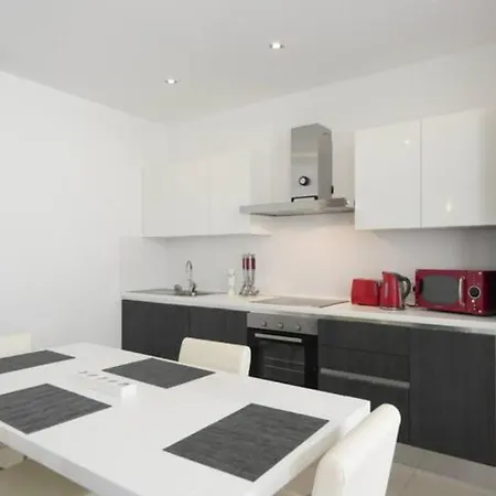 Modern Luxury Penthouse In Perfect Location *